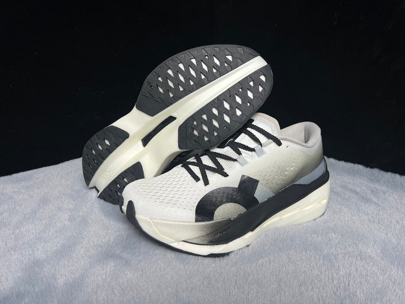 ON Cloudboom Max