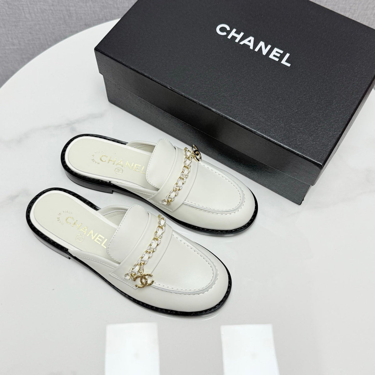 CHANEL FLAT MULE 25S IN WHITE CALFSKIN STYLE 5