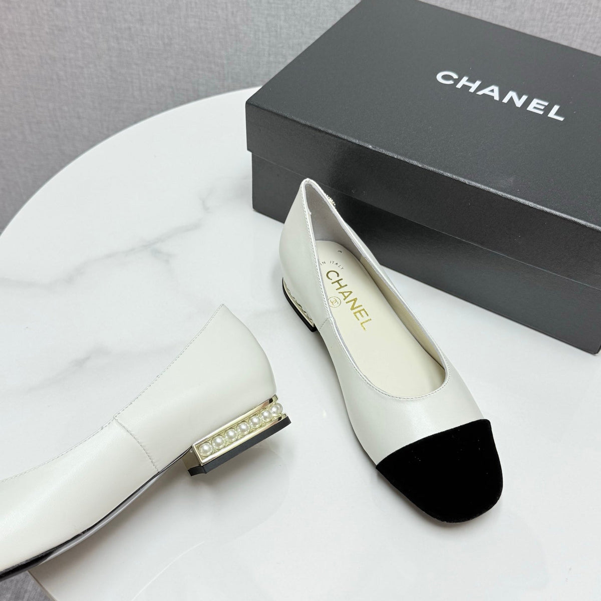 CHANEL BALLET FLATS 25S IN WHITE LAMBSKIN AND BLACK SUEDE WITH PEARL HEEL